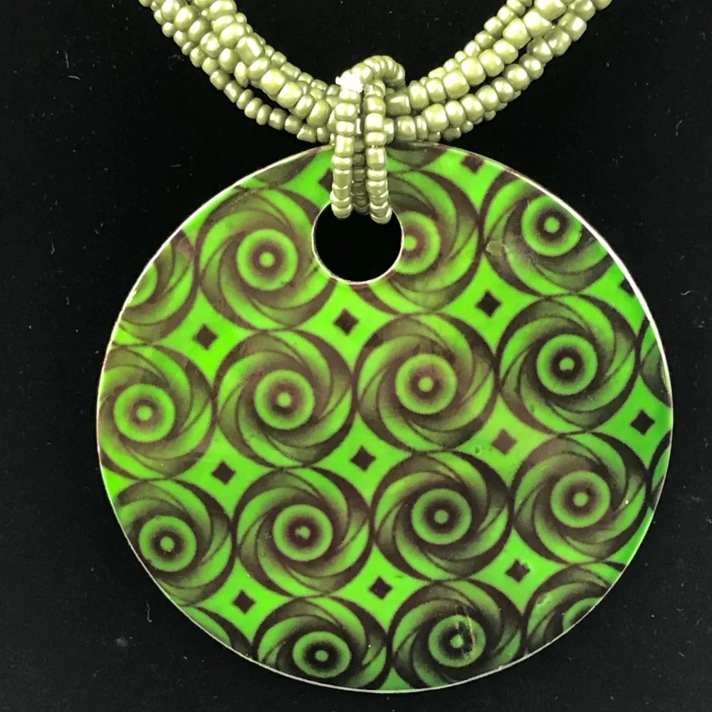 Beaded Necklace with Glossy Painted Shell Pendant Green & Black - Picture 4 of 8